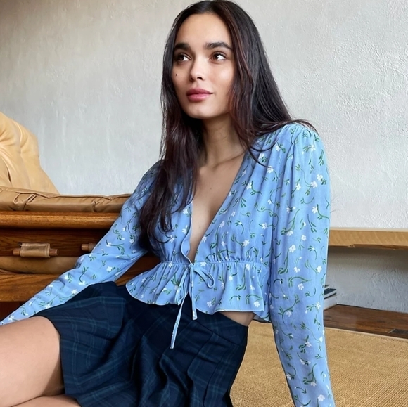 Aritzia Sunday Best Cropped Tie Front Top, Size Small - Picture 14 of 14